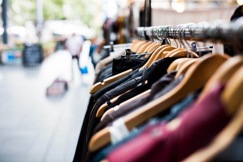 ecommerce-ST MANDRIER SUR MER-min_blur_close_up_focus_hanger_jacket_market_people_rack-1176303